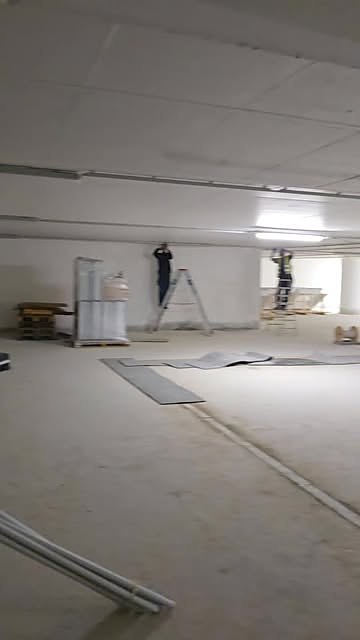 Hallenbeleuchtung – Installation in der Halle