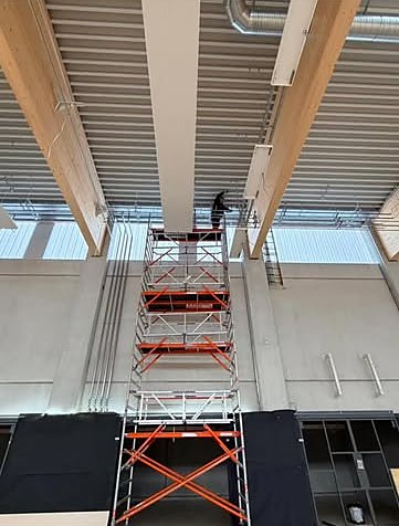 Hallenmontage – Deckeninstallation per Gerüst